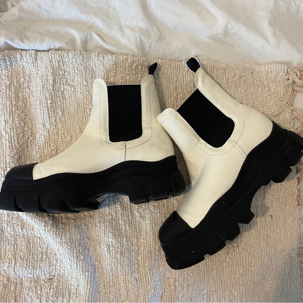 F21 White Womens Lug Sole Booties (W9)